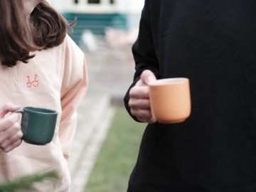 Detail mikin a šálků.