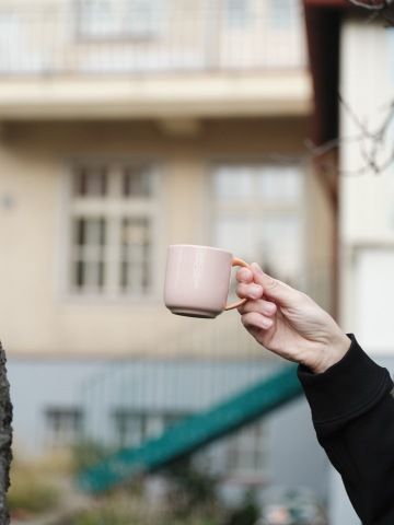 Růžový šálek s oranžovým ouškem z Vily 63.