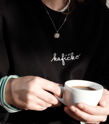Detail nápisu "kafíčko" na črné mikině z Café Jen.