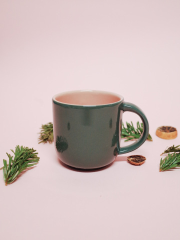 barevný šálek s ouškem