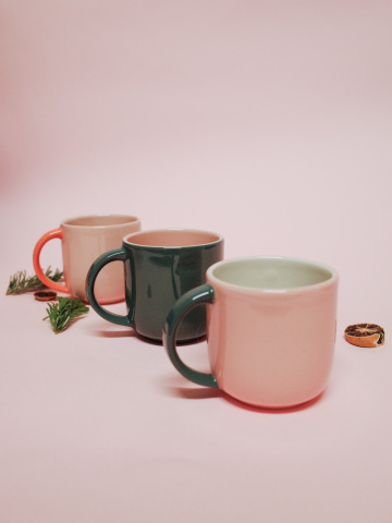 barevné šálky s ouškem